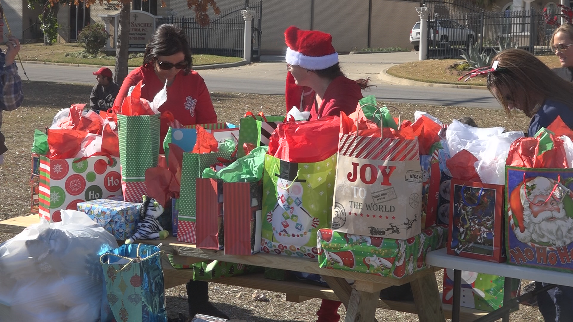 Made to Love Ministry gives homeless people Christmas gifts | cbs19.tv
